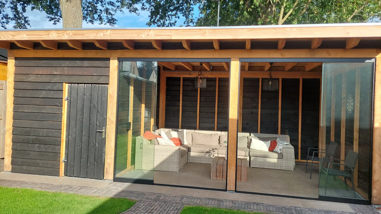 Houten tuinkamer met berging en loungehoek