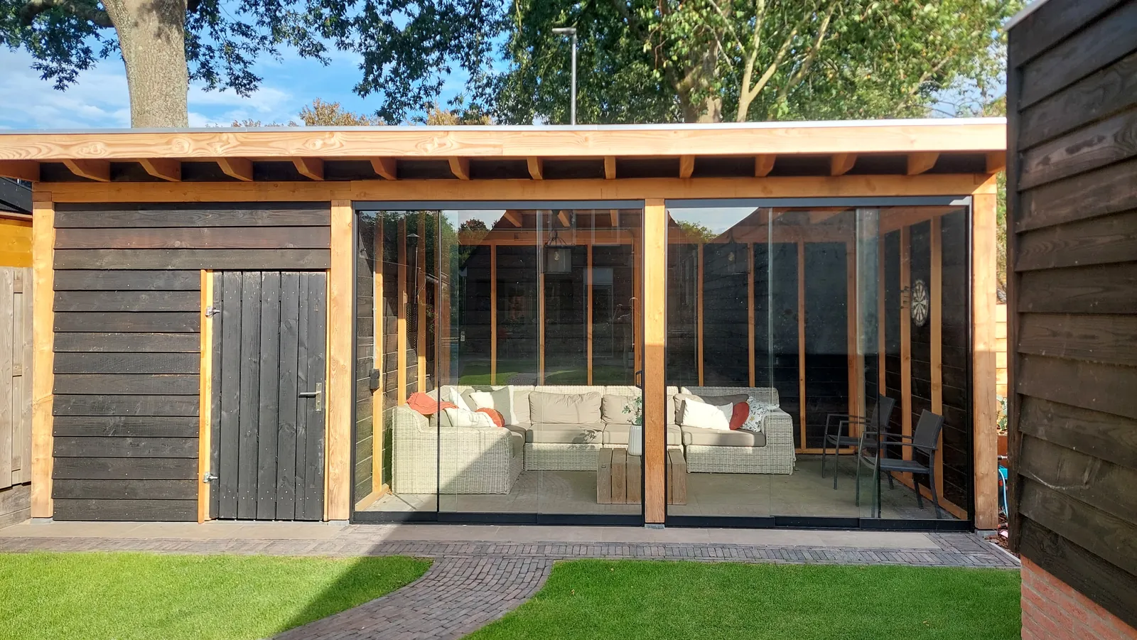Moderne houten tuinkamer met glazen schuifpui