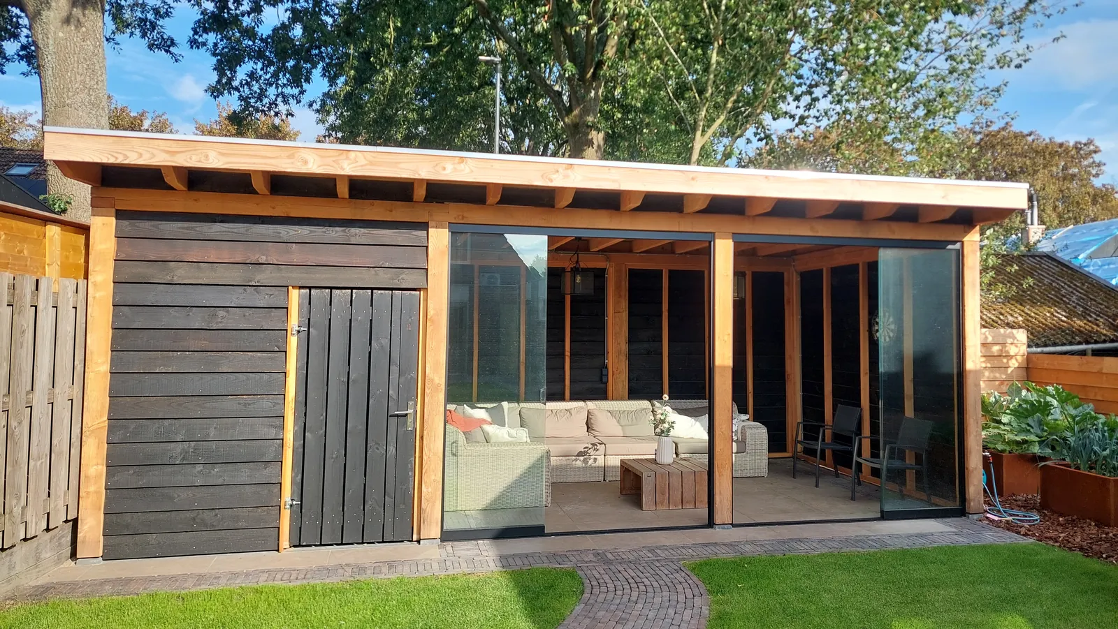 Houten tuinkamer met glazen schuifwanden